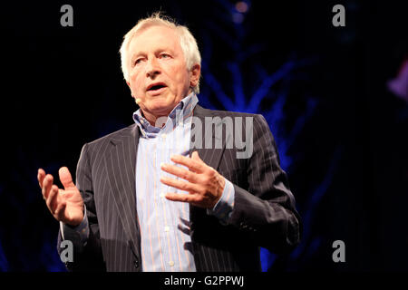 Festival di fieno, Wales, Regno Unito - giovedì 2 giugno 2016 - Jonathan Dimbleby parla del suo libro la battaglia dell'Atlantico - come gli alleati ha vinto la guerra. Fotografia Steven Maggio / Alamy Live News Foto Stock