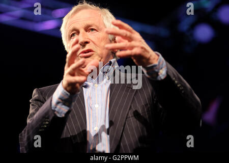 Festival di fieno, Wales, Regno Unito - Giugno 2016 - Jonathan Dimbleby parla del suo libro la battaglia dell'Atlantico - come gli alleati ha vinto la guerra. Foto Stock
