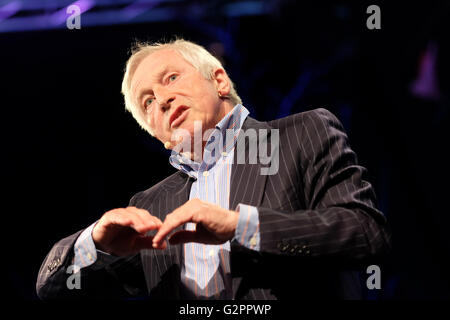 Festival di fieno, Wales, Regno Unito - Giugno 2016 - Jonathan Dimbleby parla del suo libro la battaglia dell'Atlantico - come gli alleati ha vinto la guerra. Foto Stock