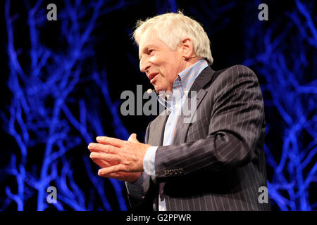 Festival di fieno, Wales, Regno Unito - Giugno 2016 - Jonathan Dimbleby parla del suo libro la battaglia dell'Atlantico - come gli alleati ha vinto la guerra. Foto Stock