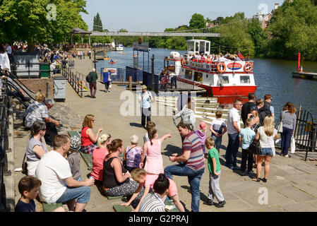 The Groves, Chester, Regno Unito. 2 Giugno 2016. Le persone che si godono il sole sul fiume Dee in The Groves nel centro citta' di Chester. Andrew Paterson/Alamy Live News Foto Stock
