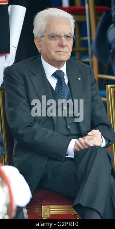 Roma, Italia. 02Giugno, 2016. Presidente della Repubblica Italiana Sergio Mattarella durante il settantesimo anniversario della Repubblica Italiana. Celebrata in Italia in occasione del settantesimo anniversario della repubblica italiana. Prima che il Presidente della Repubblica e le più alte autorità dello Stato italiano, la tradizionale parata militare si è tenuto le forze armate nazionali nel centro storico di Roma. Migliaia di questo pubblico entusiasta che ha accompagnato la sfilata delle forze armate. © Andrea Franceschini/Pacific Press/Alamy Live News Foto Stock