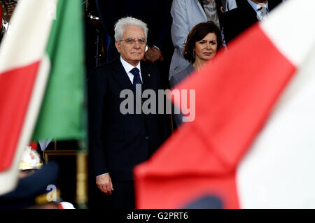 Roma, Italia. 02Giugno, 2016. Presidente della Repubblica Italiana Sergio Mattarella durante il settantesimo anniversario della Repubblica Italiana. Celebrata in Italia in occasione del settantesimo anniversario della repubblica italiana. Prima che il Presidente della Repubblica e le più alte autorità dello Stato italiano, la tradizionale parata militare si è tenuto le forze armate nazionali nel centro storico di Roma. Migliaia di questo pubblico entusiasta che ha accompagnato la sfilata delle forze armate. © Andrea Franceschini/Pacific Press/Alamy Live News Foto Stock