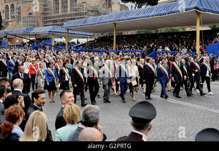 Roma, Italia. 02Giugno, 2016. Celebrata in Italia in occasione del settantesimo anniversario della repubblica italiana. Prima che il Presidente della Repubblica e le più alte autorità dello Stato italiano, la tradizionale parata militare si è tenuto le forze armate nazionali nel centro storico di Roma. Migliaia di questo pubblico entusiasta che ha accompagnato la sfilata delle forze armate. © Andrea Franceschini/Pacific Press/Alamy Live News Foto Stock