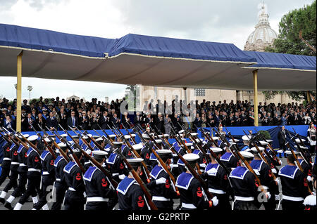 Roma, Italia. 02Giugno, 2016. Celebrata in Italia in occasione del settantesimo anniversario della repubblica italiana. Prima che il Presidente della Repubblica e le più alte autorità dello Stato italiano, la tradizionale parata militare si è tenuto le forze armate nazionali nel centro storico di Roma. Migliaia di questo pubblico entusiasta che ha accompagnato la sfilata delle forze armate. © Andrea Franceschini/Pacific Press/Alamy Live News Foto Stock