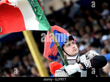 Roma, Italia. 02Giugno, 2016. Celebrata in Italia in occasione del settantesimo anniversario della repubblica italiana. Prima che il Presidente della Repubblica e le più alte autorità dello Stato italiano, la tradizionale parata militare si è tenuto le forze armate nazionali nel centro storico di Roma. Migliaia di questo pubblico entusiasta che ha accompagnato la sfilata delle forze armate. © Andrea Franceschini/Pacific Press/Alamy Live News Foto Stock