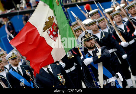 Roma, Italia. 02Giugno, 2016. Celebrata in Italia in occasione del settantesimo anniversario della repubblica italiana. Prima che il Presidente della Repubblica e le più alte autorità dello Stato italiano, la tradizionale parata militare si è tenuto le forze armate nazionali nel centro storico di Roma. Migliaia di questo pubblico entusiasta che ha accompagnato la sfilata delle forze armate. © Andrea Franceschini/Pacific Press/Alamy Live News Foto Stock