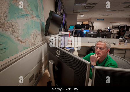 Miami, Florida, Stati Uniti d'America. Il 1 giugno, 2016. Meteorologo Michael Formos siede nella National Hurricane Center su Florida International campus universitario a Miami, Florida, sull'apertura di stagione degli uragani Mercoledì, Giugno 1, 2016. © Thomas Cordy/Palm Beach post/ZUMA filo/Alamy Live News Foto Stock