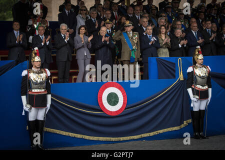 Roma, Italia. 02Giugno, 2016. Presidente della Repubblica Sergio Mattarella assiste la parata militare durante il settantesimo anniversario della Repubblica Italiana. La tradizionale sfilata del Foro Romano aperto questo anno da 400 Sindaci che rappresentano la 8.000 comuni italiani. Il Presidente della Repubblica, Sergio Mattarella, deposto una corona presso l'Altare della Patria. Insieme con il Capo di Stato e i presidenti di Pietro Grasso camere e Laura Boldrini, il premier Matteo Renzi e il ministro della Difesa Roberta Pinotti. © Andrea Ronchini/Pacific Press/Alamy Live News Foto Stock