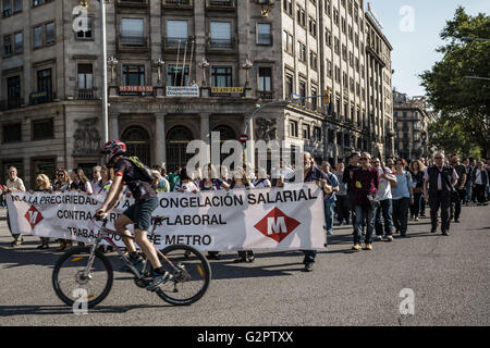 Barcellona, in Catalogna, Spagna. 2 Giugno, 2016. Che colpisce i lavoratori della metropolitana gridare slogan come essi marzo trogolo Barcellona protesta riforme del lavoro e il congelamento delle retribuzioni durante il terzo sciopero in 2016 © Matthias Oesterle/ZUMA filo/Alamy Live News Foto Stock