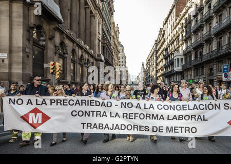 Barcellona, in Catalogna, Spagna. 2 Giugno, 2016. Che colpisce i lavoratori della metropolitana gridare slogan come essi marzo trogolo Barcellona protesta riforme del lavoro e il congelamento delle retribuzioni durante il terzo sciopero in 2016 © Matthias Oesterle/ZUMA filo/Alamy Live News Foto Stock