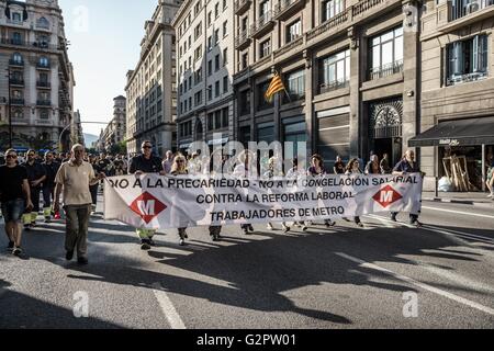 Barcellona, in Catalogna, Spagna. 2 Giugno, 2016. Che colpisce i lavoratori della metropolitana gridare slogan come essi marzo trogolo Barcellona protesta riforme del lavoro e il congelamento delle retribuzioni durante il terzo sciopero in 2016 © Matthias Oesterle/ZUMA filo/Alamy Live News Foto Stock