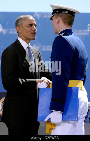 Colorado Springs, Colorado, Stati Uniti d'America. 02Giugno, 2016. Il Presidente degli Stati Uniti Barack Obama si congratula con Cadet 1a classe Jeffrey Herrala, parte superiore la laurea presso la Air Force Academy cerimonia di laurea a Falcon Stadium Giugno 2, 2016 in Colorado Springs, Colorado. Credito: Planetpix/Alamy Live News Foto Stock