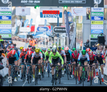 Stoke-on-Trent, Staffordshire, Regno Unito. 02Giugno, 2016. Pearl Izumi serie Tour in bicicletta. La partenza del round 7 il 2016 Pearl Izumi Tour serie in Stoke-on-Trent. Credit: Azione Plus immagini di sport/Alamy Live News Foto Stock