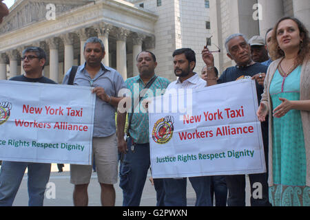 New York, New York, Stati Uniti d'America. 02Giugno, 2016. Il New York Taxi lavoratori Alliance (NYTWA) e dieci (10) Uber driver hanno depositato una classe federale tuta di azione nel sud della corte distrettuale, la parte inferiore di Manhattan, New York contro Uber, CEO Travis Kalanick e altri. La tuta sostiene che Uber Technologies Inc. Credito: G. Ronald Lopez/Alamy Live News Foto Stock