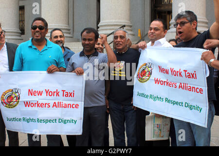 New York, New York, Stati Uniti d'America. 02Giugno, 2016. Il New York Taxi lavoratori Alliance (NYTWA) e dieci (10) Uber driver hanno depositato una classe federale tuta di azione nel sud della corte distrettuale, la parte inferiore di Manhattan, New York contro Uber, CEO Travis Kalanick e altri. La tuta sostiene che Uber Technologies Inc. Credito: G. Ronald Lopez/Alamy Live News Foto Stock