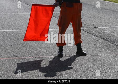 Circuito di Silverstone, Northants, Regno Unito. 15 Maggio, 2016. Blancpain Endurance motor racing serie. Il MARSHALLS BANDIERA ROSSA © Azione Sport Plus/Alamy Live News Foto Stock