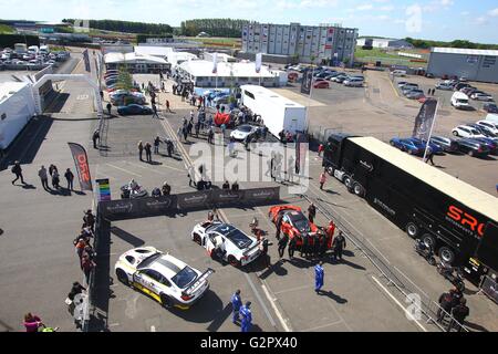 Circuito di Silverstone, Northants, Regno Unito. 15 Maggio, 2016. Blancpain Endurance motor racing serie. La gara Paddock © Azione Sport Plus/Alamy Live News Foto Stock