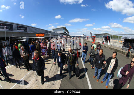 Circuito di Silverstone, Northants, Regno Unito. 15 Maggio, 2016. Blancpain Endurance motor racing serie. Ventole PITWALK AMBIANCE © Azione Sport Plus/Alamy Live News Foto Stock