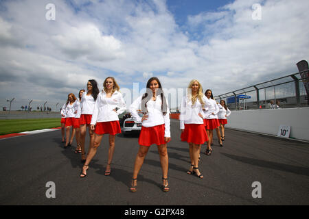 Circuito di Silverstone, Northants, Regno Unito. 15 Maggio, 2016. Blancpain Endurance motor racing serie. Le ragazze della griglia © Azione Sport Plus/Alamy Live News Foto Stock