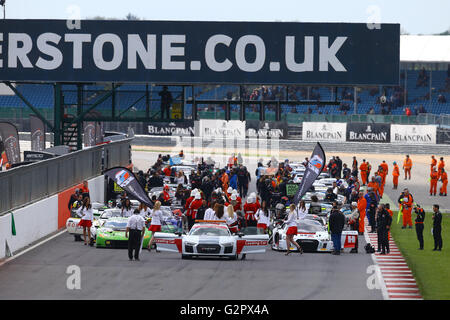 Circuito di Silverstone, Northants, Regno Unito. 15 Maggio, 2016. Blancpain Endurance motor racing serie. Griglia di partenza © Azione Sport Plus/Alamy Live News Foto Stock