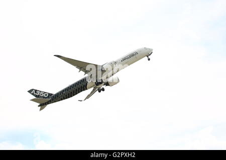 Berlino, Germania. 02Giugno, 2016. Berlin Air Show presenta il nuovo Airbus A350X. Credito: Jakob Ratz/Pacific Press/Alamy Live News Foto Stock