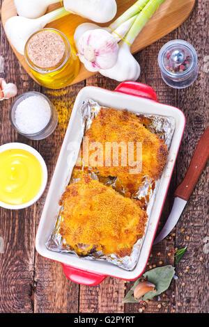 Pollo fritto in un recipiente e su un tavolo Foto Stock