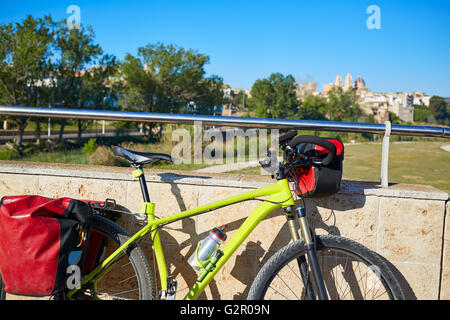 Ribarroja del villaggio turial dal vecchio ponte di pietra con la bicicletta a valencia Spagna Foto Stock