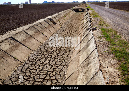 Asciugato il Fosso di Irrigazione argilla del suolo in Albufera campi di riso di Valencia Foto Stock