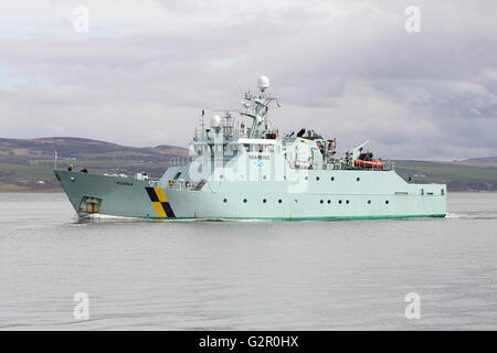 MPV Minna di Marine Scozia (precedentemente la pesca scozzese Protection Agency), teste fuori da Greenock su un'altra missione. Foto Stock