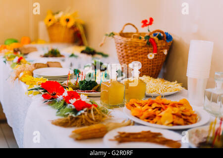 Il lusso è servito catering tabella di diversi snack salati con fantasia decorazione rurale Foto Stock