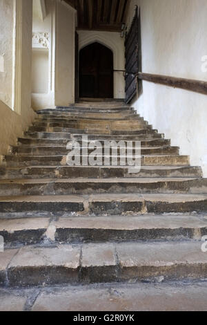 Passi che conducono fino al gate house presso la parte anteriore del ben noto e famoso del vicario vicino a Wells, Somerset, Inghilterra, Maggio 2016 Foto Stock