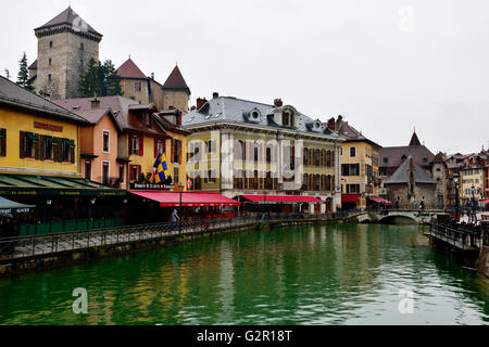 Fiume Le Thiou e costruire nella città di Annecy, Francia Foto Stock