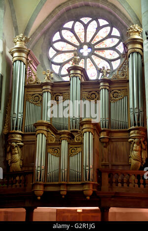 Grandioso organo all'interno di Saint Pierre Cattedrale, nel centro medievale della città vecchia di Annecy, Francia Foto Stock
