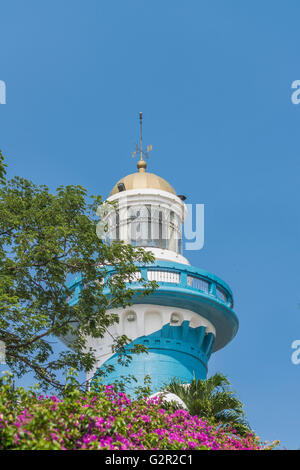 Basso angolo vista del faro sulla sommità di una collina a Cerro Santa Ana a Guayaquil, Ecuador. Foto Stock