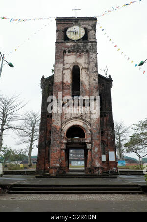 QUANG TRI, VIET NAM- FEB 20, 2016: la Beata Vergine Maria a La Vang terra santa con antico architetto, luogo di fedeli cristiani Foto Stock