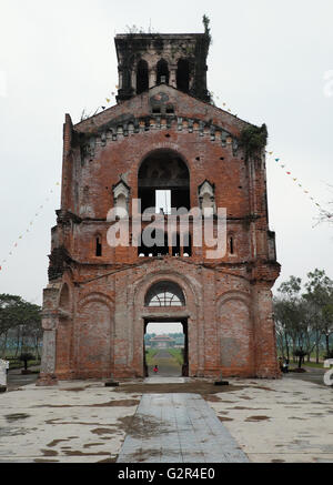 QUANG TRI, VIET NAM- FEB 20, 2016: la Beata Vergine Maria a La Vang terra santa con antico architetto, luogo di fedeli cristiani Foto Stock