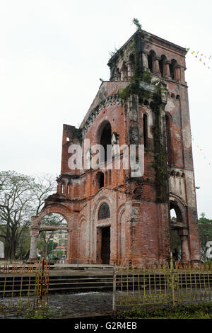 QUANG TRI, VIET NAM- FEB 20, 2016: la Beata Vergine Maria a La Vang terra santa con antico architetto, luogo di fedeli cristiani Foto Stock