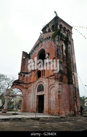 QUANG TRI, VIET NAM- FEB 20, 2016: la Beata Vergine Maria a La Vang terra santa con antico architetto, luogo di fedeli cristiani Foto Stock