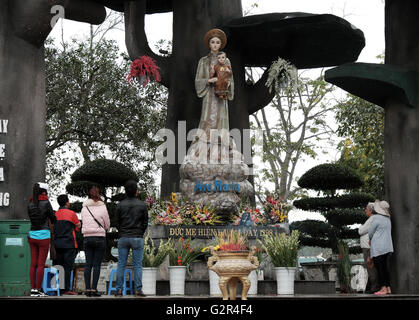 QUANG TRI, VIET NAM- FEB 20, 2016: la Beata Vergine Maria a La Vang terra santa con antico architetto, luogo di fedeli cristiani Foto Stock