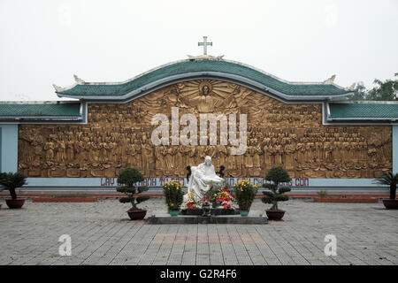 QUANG TRI, VIET NAM- FEB 20, 2016: la Beata Vergine Maria a La Vang terra santa con antico architetto, luogo di fedeli cristiani Foto Stock