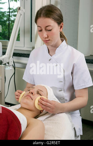 Estetista a lavorare in un istituto di cosmetici Foto Stock