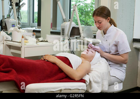 Estetista a lavorare in un istituto di cosmetici Foto Stock