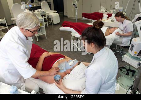 Estetista a lavorare in un istituto di cosmetici Foto Stock