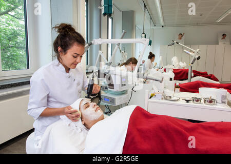 Estetista a lavorare in un istituto di cosmetici Foto Stock