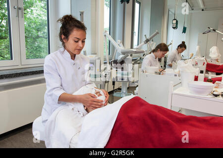 Estetista a lavorare in un istituto di cosmetici Foto Stock