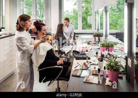 Estetista trucco una giovane donna. Foto Stock