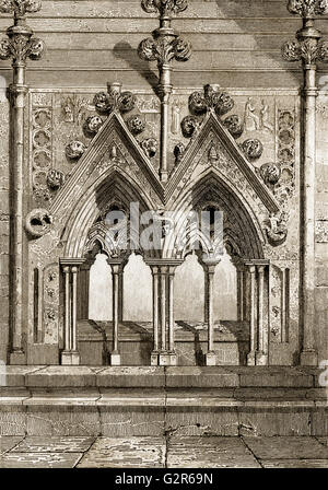 Grave presso la Cattedrale di Salisbury, o chiesa cattedrale della Beata Vergine Maria, Salisbury, Inghilterra Foto Stock