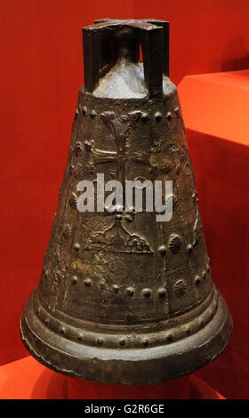 Bell. Bronzo, colata con bassorilievo ornamento. Forma Poti, in Georgia. Il XIII secolo. Area del Caucaso. Lo stato Museo Hermitage. San Pietroburgo. La Russia. Foto Stock