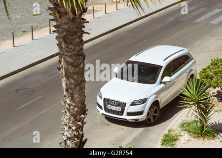 TORREVIEJA, Spagna - 13 settembre 2014: tutte le ruote motrici vettura tedesca Audi Q7 quattro sulla strada soleggiata, Paseo Dique de Levante Foto Stock